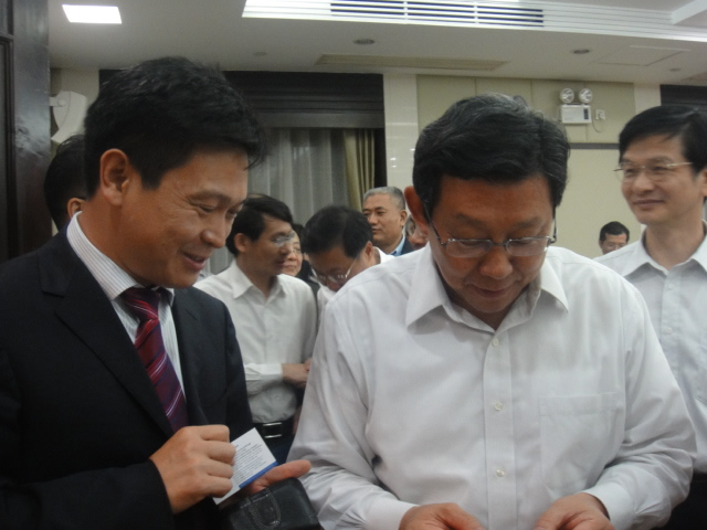 振威展覽總經(jīng)理張學(xué)山參加由商務(wù)部部長(zhǎng)陳德銘主持的廣州會(huì)展座談會(huì)(圖1)