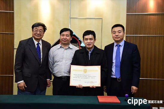 “液氮泡沫水泥漿固井自動(dòng)化裝備”榮獲第七屆 cippe展品創(chuàng)新金獎(jiǎng)(圖2) “液氮泡沫水泥漿固井自動(dòng)化裝備”榮獲第七屆 cippe展品創(chuàng)新金獎(jiǎng)(圖2)